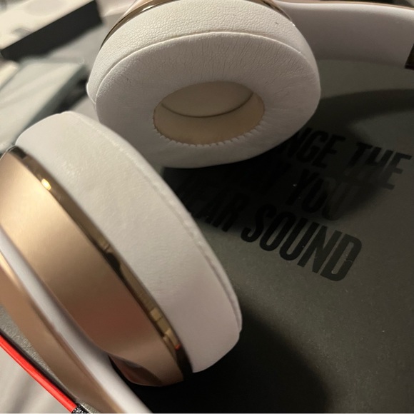 Beats Solo 3 Wireless Special Edition Gold Headphones - Picture 3 of 14